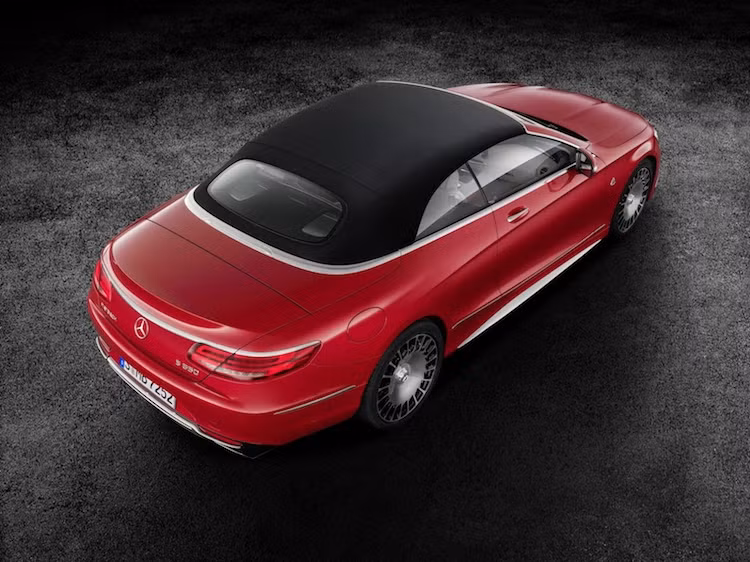 Là một chiếc mui trần siêu sang đầy thanh lịch, Mercedes đã lựa chọn cho chiếc xe kết cấu mui xếp mềm thay vì mui cứng. Bộ mui xếp của xe được cấu thành từ 3 lớp vải DINAMICA để đảm bảo độ cách âm, với 4 tuỳ chọn màu sắc khác nhau.