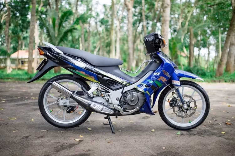 Trên chiếc xe, chi tiết nổi bật nhất đó là cặp mâm nguyên bản của Suzuki Satria 2006 đã được chủ nhân thay bằng mâm Daytona 5 cánh kép. Đồng thời, hệ thống phanh trước của xe đã được nâng cấp với heo Brembo 2 pis và đĩa Galfer.