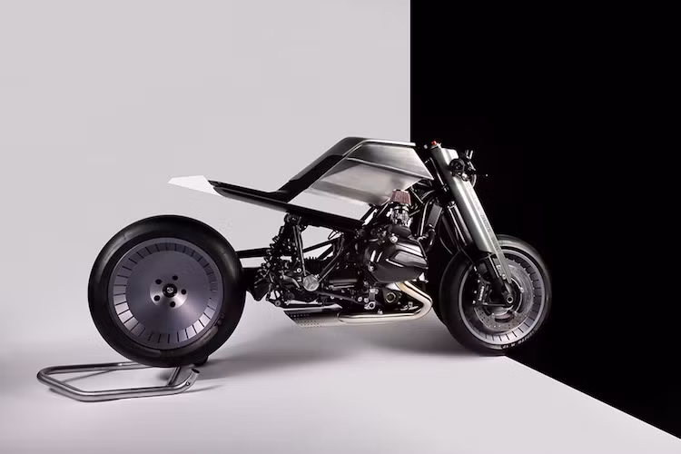 Sau khi được Zanzotti thiết kế lại hoàn toàn, chiếc naked bike R1200R của BMW đã "lột xác" hoàn toàn, với kiểu dáng mang đậm tính "viễn tưởng" như thể một mẫu môtô mới tới từ năm 2050.