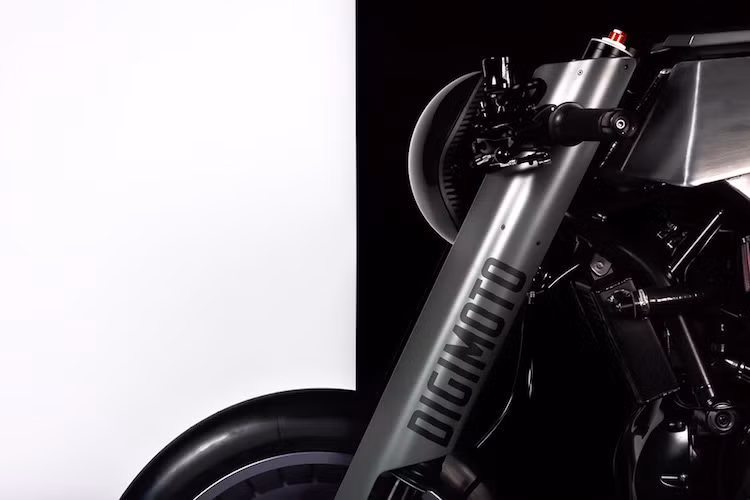 Có tên gọi Digimoto, chiếc BMW R1200R của Zanzotti đã được thiết kế và chế tạo dưới sự hợp tác của các đối tác khác nhau. Lấy cảm hứng từ công nghệ thực tế ảo mới nhất đang được các công ty hàng đầu Thế giới như Google, Apple và Tesla, chiếc xe cũng đã được Zanzotti ứng dụng công nghệ này trong thiết kế.
