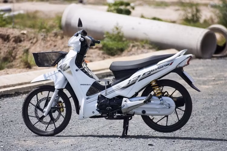 Để khiến chiếc xe nổi bật hơn, toàn bộ dàn vỏ của Future Neo 125 đã được chủ xe sơn lại màu trắng "tinh khôi". Với bộ tem từ Wave 125i, chiếc xe đã có ngoại hình giống hoàn toàn so với phiên bản được bán tại Thái Lan.