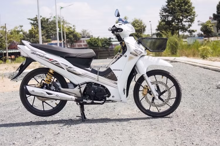 Với sự tương đồng giữa Future Neo và Wave 125i, một người chơi xe tại Việt Nam đã "lột xác" Future Neo theo phong cách Wave 125i bán tại Thái Lan. "Nhân tiện", anh đã trang bị cho chiếc xe một số đồ chơi đơn giản mang phong cách độ kiểng nhẹ nhàng.