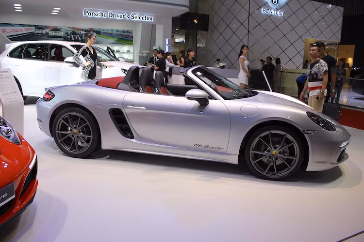 Ở lần nâng cấp mới nhất này, Porsche cho biết hãng đã cải tiến hoàn toàn ngoại thất của Boxster, ngoại trừ nắp khoang hành lý, kính chắn gió và mui gập mềm.