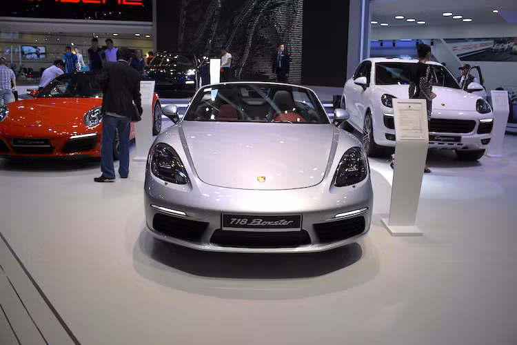 Theo Porsche, số 718 trong tên gọi mới của mẫu xe mui trần giá rẻ Porsche 718 Boxster nhằm gợi nhớ tới chiếc xe đua 718 đã từng thắng nhiều cuộc đua trong thập niên 50-60. Ngoài Boxster, sắp tới dòng Cayman cũng có số 718 phía sau tên gọi.