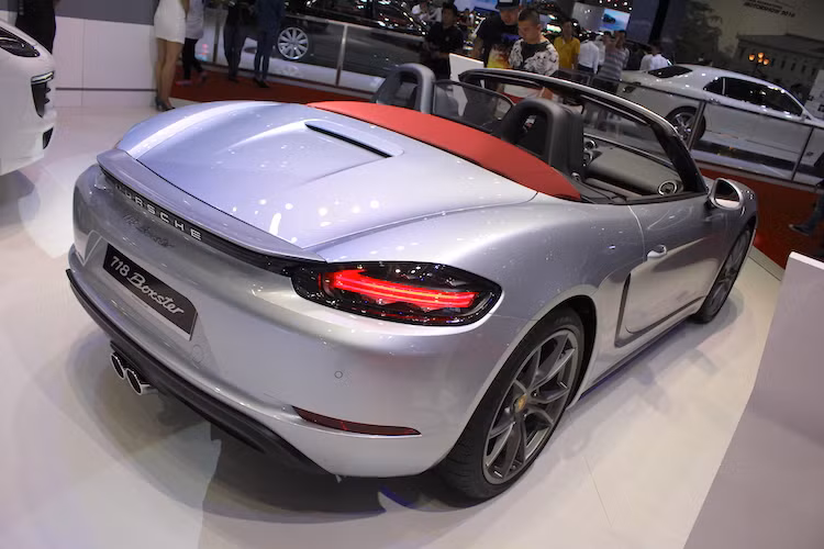 Tuy nhiên ngay cả khi đặt cạnh nhau, 718 Boxster chỉ có thể được phân biệt với Boxster cũ nhờ có cản trước thiết kế mới sắc sảo hơn, cánh đuôi nhỏ ở phía sau cùng các đèn chiếu sáng mới, được ứng dụng công nghệ LED.