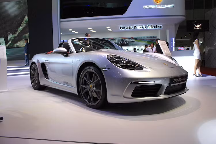 Trong khi đó, phiên bản cao cấp 718 Boxster S sở hữu động cơ tương tự, nhưng có dung tích tăng lên thành 2,5l, đạt 354 mã lực/420 Nm. Cả 2 phiên bản đều được trang bị sẵn hộp số sàn 6 cấp và tùy chọn số ly hợp kép PDK.
