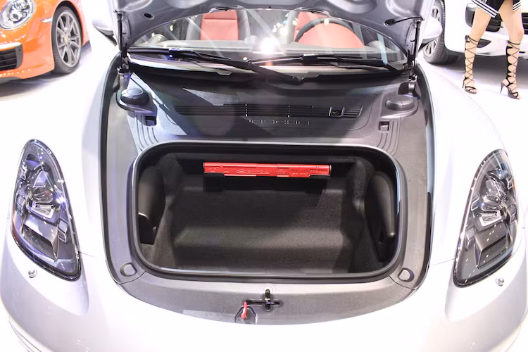 Do có động cơ đặt giữa nên khoang hành lý của Boxster được bố trí ở cả phần đầu và đuôi xe. Trong đó, khoang hành lý ở phần đầu xe có thể tích 150 lít và khoang phía sau động cơ có thể tích 130 lít.