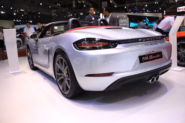 Vừa qua tại triển lãm ôtô Quốc tế Việt Nam, hãng xe Porsche đã trưng bày một chiếc Boxster phiên bản cơ bản trước công chúng. Hiện tại, giá của phiên bản này tại Việt Nam là 3,57 tỷ đồng. Trong khi đó, phiên bản 718 Boxster S có giá khởi điểm từ 4,44 tỷ đồng.