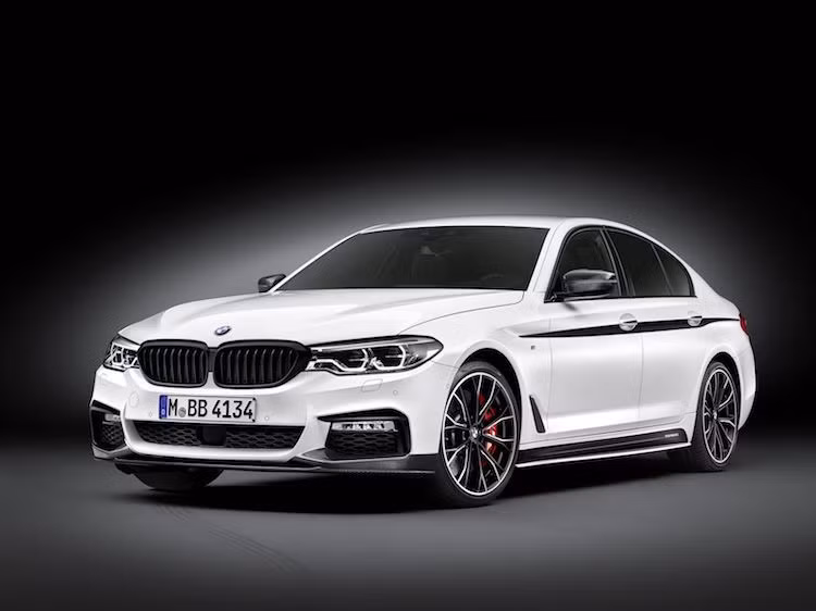 Do phiên bản M5 hàng đầu chưa được công bố, nên chiếc BMW 5 Series 2017 thế hệ mới thể thao nhất hiện đang là bản M550i xDrive. Tuy nhiên, cả M5 lẫn M550i xDrive đều có giá khá cao, chính vì vậy bộ phận thể thao của BMW là M-Sport đã tung ra gói phụ kiện M Performance đặc biệt cho các dòng 530i, 540i và 530d.
