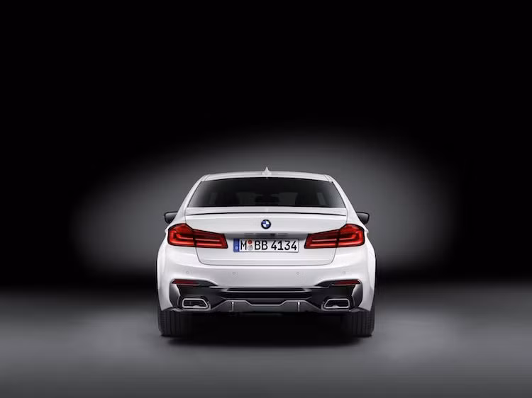 Hiện chưa có giá bán chính thức, nhưng BMW cho biết khách hàng có thể đặt 5 Series với các phụ kiện trong gói M Performance cùng với chiếc xe khi dòng 5 Series mới được chính thức bán ra. Ngoại trừ những gói nâng công suất cho từng phiên bản cụ thể, mọi phụ kiện khác trong gói này đều có thể được trang bị cho tất cả các dòng 5 Series thế hệ mới.
