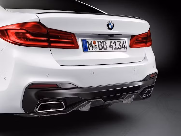 Đối với chủ nhân của các phiên bản như 540i, 540i xDrive, 530i và 530 xDrive, họ có thể lựa chọn trong bộ phụ kiện M-Performance của BMW hệ thống xả thể thao bằng thép không rỉ cho chiếc xe của mình, với tiếng pô hấp dẫn hơn cùng chụp ống xả thể thao hình đa giác bằng chrome hoặc sợi carbon.