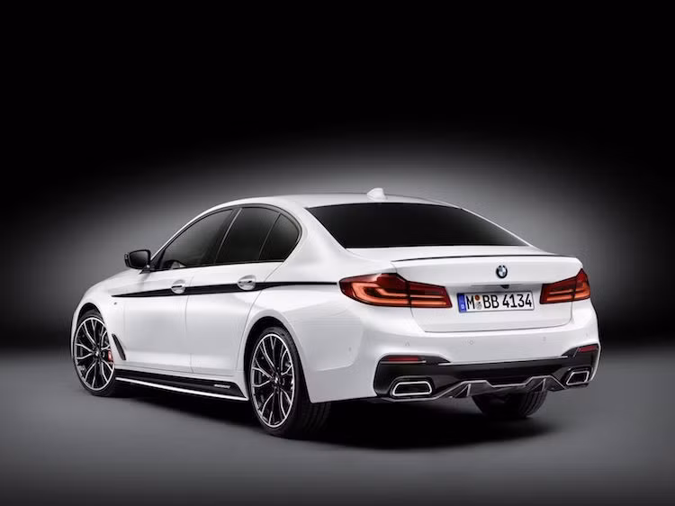 Cuối cùng, bên trong nội thất, bộ phận M-Sport cũng đưa ra một số thay đổi nhỏ cho cabin của xe, có thể kể tới bao gồm vô-lăng BMW M Performance thể thao, lẫy gạt chuyển số sau vô-lăng và cabin bọc vật liệu alcantara.