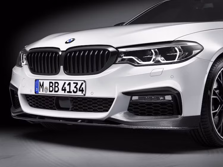 Ở bên ngoài ngoại thất, điểm nổi bật nhất của gói phụ kiện M Performance cho 5 Series mới đó là bộ bodykit M Aerodynamics, không chỉ có tác dụng khiến ngoại hình xe thể thao hơn mà còn nâng cao đặc tính khí động học của chiếc xe.