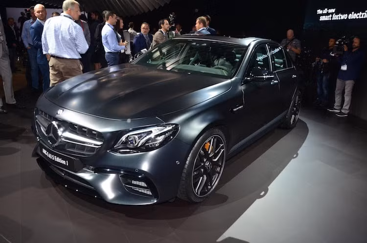 Cũng giống như những chiếc E63 AMG thế hệ mới khác, Mercedes E63S AMG Edition 1 sở hữu thân xe với bodykit thể thao khác biệt so với những chiếc E-Class "bình dân" khác. Tuy nhiên trên phiên bản này, Mercedes đã trang bị cho xe bộ mâm 7 cánh kép 20 inch và màu sơn Designo Night Black Magno đen mờ cực "ngầu".