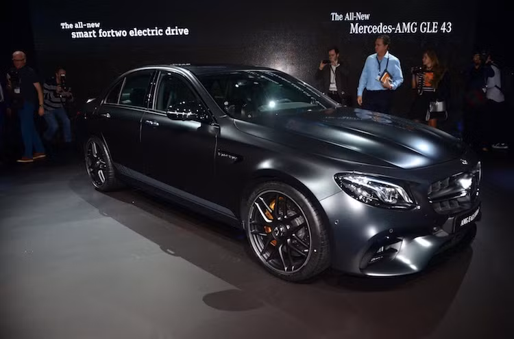Giống như những bản E63S khác, E63S Edition 1 được trang bị khối động cơ 4.0l V8 tăng áp kép đã quá quen thuộc trên những chiếc Mercedes-AMG đời mới, đạt 604 mã lực/850 Nm. Động cơ này cũng được trang bị công nghệ ngắt 1/2 số xi-lanh ở tua máy từ 1000 tới 3250 rpm.