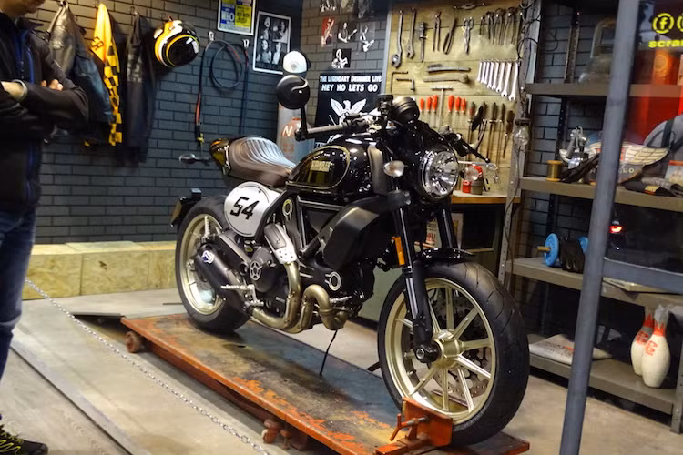 Ý tưởng về một chiếc Ducati Scrambler Cafe Racer đã được rất nhiều người chơi và xưởng độ "hiện thực hóa" kể từ khi dòng Scrambler xuất hiện tới nay. Tuy nhiên phải tới triển lãm EICMA 2016, Ducati mới chính thức công bố một phiên bản Scrambler cafe racer "chính chủ" dành cho đa số khách hàng.