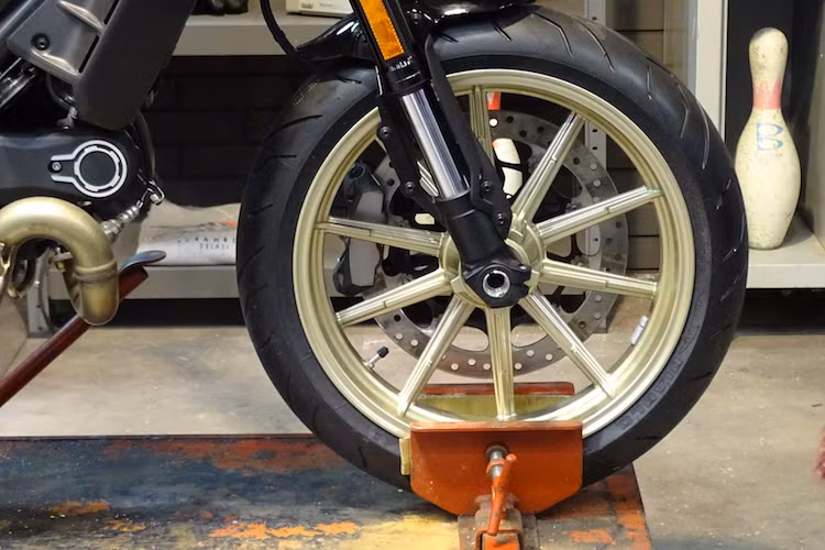 Hệ thống phanh trước sau Brembo và cặp vành 10 nan của phiên bản Scrambler Icon và Full Throttle cũng vẫn được giữ nguyên trên Cafe Racer. Tuy nhiên chiếc xe đã có mâm sơn màu vàng nổi bật hơn và sử dụng lốp Pirelli Diablo Rosso như dòng sportbike 959 Panigale hiện nay.