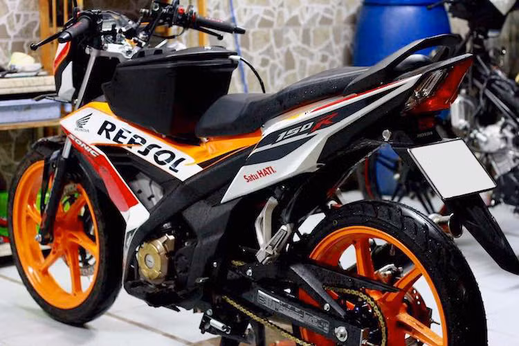 Khối động cơ DOHC 4 van 1 xi-lanh 149 cc với công suất 15,8 mã lực/13,5 Nm của Sonic 150R nguyên bản đã mạnh mẽ hơn một chút khi được trang bị pô DBS Carbon full system, cùng với ECU A-Racer Mini Plus kèm theo màn hình điều chỉnh chế độ tự do. Sức mạnh của động cơ được truyền tới bánh sau một cách tin cậy qua bộ nhông đĩa CNC.