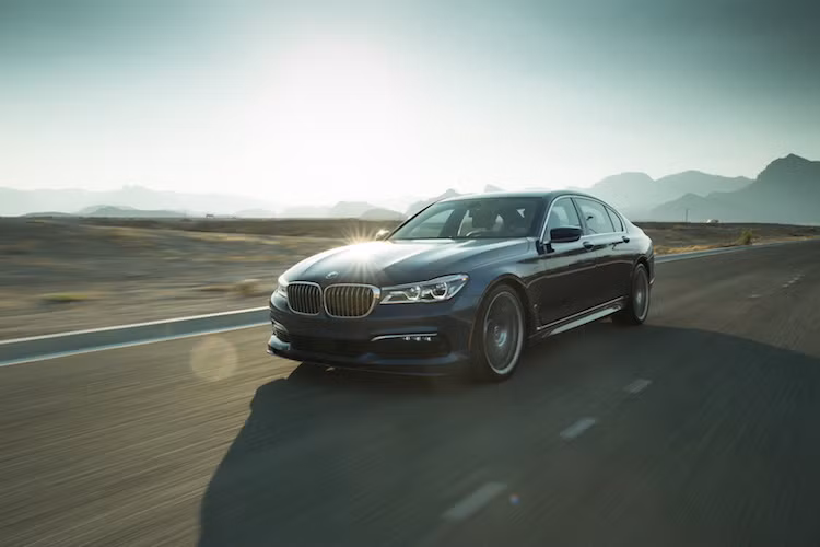 Dựa trên động cơ 4.4l tăng áp kép V8 của BMW, Alpina đã cải tiến hàng loạt các chi tiết như turbo, dàn tản nhiệt, piston, ống xả thể thao... để đạt công suất tối đa lên tới 592 mã lực và mô-men xoắn cực đại 800 Nm. Với sức mạnh này, Alpina B7 có thể đạt 0-100 km/h chỉ trong 3,6 giây và tốc độ tối đa lên tới 311 km/h.