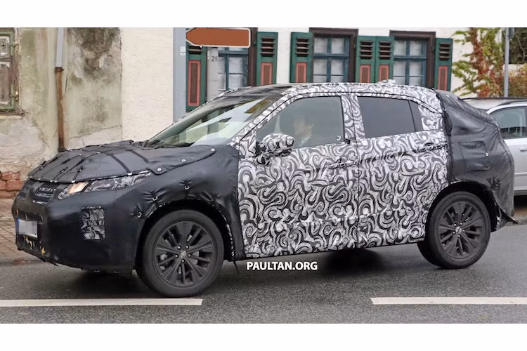 Trên chiếc XR-PHEV II, Mitsubishi đã trang bị cho chiếc xe động cơ xăng tăng áp 1.1l 98 mã lực kèm hệ thống hybrid plug-in và khối pin 14 kWh, giúp xe đạt tổng công suất 160 mã lực. Nhiều khả năng hệ động lực này sẽ xuất hiện trên Outlander Sport thế hệ mới, bên cạnh các động cơ xăng như thế hệ hiện nay nhưng được cải tiến lại.