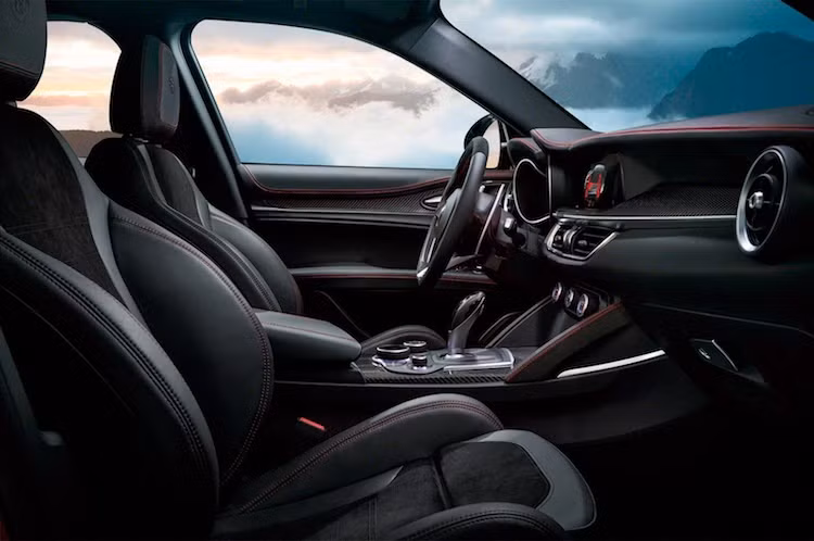 Ở bên trong cabin, Stelvio cũng sở hữu thiết kế bảng táp-lô quen thuộc từ Giulia. Xe được trang bị sẵn hệ thống thông tin giải trí kèm màn hình 6,5 inch (màn hình 8 inch là tùy chọn), hệ thống âm thanh 14 loa của Harman/Kardon cùng đầy đủ các hệ thống hỗ trợ người lái như giữ ga tự động thông minh, cảnh báo va chạm, cảnh báo điểm mù, chuyển làn...