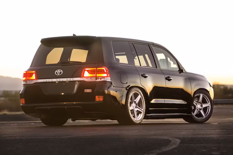 Tuy nhiên, khác với Bentayga, chắc chắn xế độ Land Speed Cruiser sẽ mãi mãi chỉ dừng lại là một mẫu xe đặc biệt để trưng bày và không được lên dây chuyền sản xuất hàng loạt bởi độ "khủng" của nó.