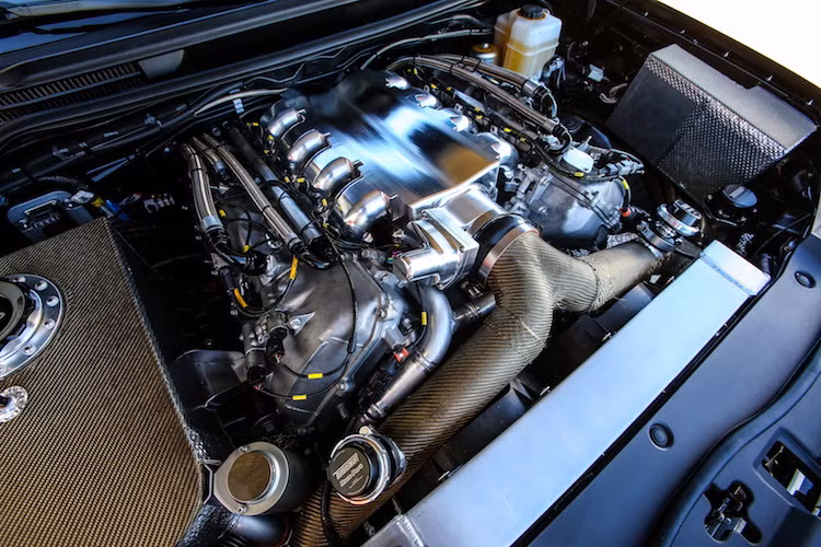 Ở bên dưới nắp ca-pô, Land Speed Cruiser vẫn sử dụng khối động cơ 5.7l V8 với tên mã 3UR-FE như những phiên bản Land Cruiser thông thường. Tuy nhiên, động cơ này đã được độ "hết bài" để đạt công suất "siêu khủng" là 2000 mã lực - gấp hơn 5 lần so với máy nguyên bản (381 mã lực).