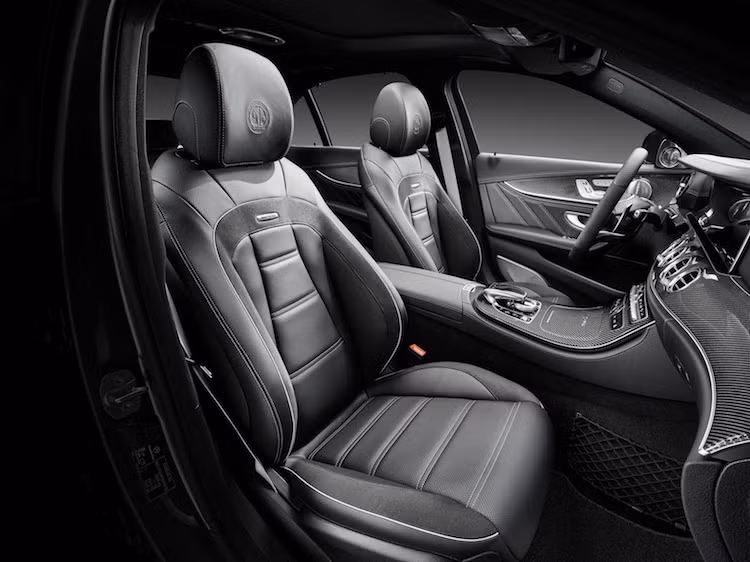 Để khiến chiếc xe trở nên đặc biệt hơn, AMG đã ốp trang trí các chi tiết bên trong khoang lái bằng sợi carbon, thay pedal thể thao cùng các ghế ngồi ôm lưng bọc trong da kết hợp alcantara.