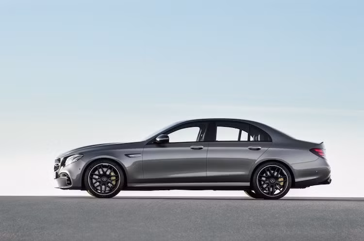 Những thay đổi ở 2 bên thân xe của E63 AMG 2018 ít hơn so với phần đầu, bao gồm bộ mâm đúc với thiết kế khác biệt cùng với vè trước được "trổ" thêm khe thoát nhiệt với dòng chữ "V8 Biturbo" gắn phía trên.