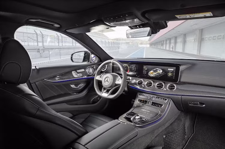 Tương tự các phiên bản E-Class cao cấp nhất, nội thất của E63 AMG cũng có các chi tiết thiết kế y hệt cùng một số điểm nhấn như bảng đồng hồ kỹ thuật số với sự kết hợp của hai màn hình hiển thị kích thước 12,3 inch, hệ thống giải trí COMAND, hệ thống đèn viền với 64 màu sắc khác nhau với khả năng điều chỉnh trực tiếp trên thang màu, dàn âm thanh Burmester® 13 loa công suất 590 watt...