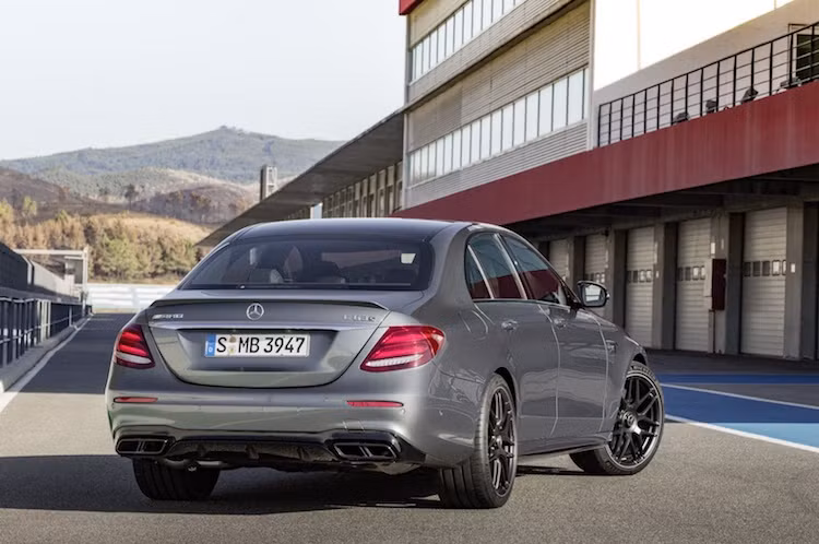 So với các phiên bản E-Class thường, phần đuôi của E63 AMG cũng không có quá nhiều chi tiết thay đổi, chỉ bao gồm cánh đuôi dạng nẹp trên nắp khoang hành lý, cản sau sửa đổi lại thiết kế và hệ thống xả thể thao với miệng ống hình bình hành.