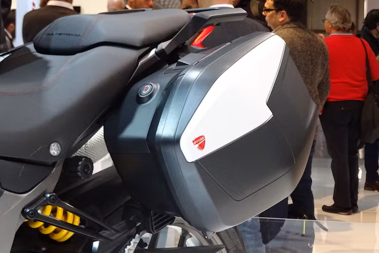Ở phía sau, Multistrada 950 cũng vẫn giữ nguyên thiết kế đuôi với đèn hậu LED hình boomerang của phiên bản 1200. Với tùy chọn Touring Pack, chiếc xe sẽ còn được trang bị thêm 2 thùng đồ phía sau có thể tháo rời.