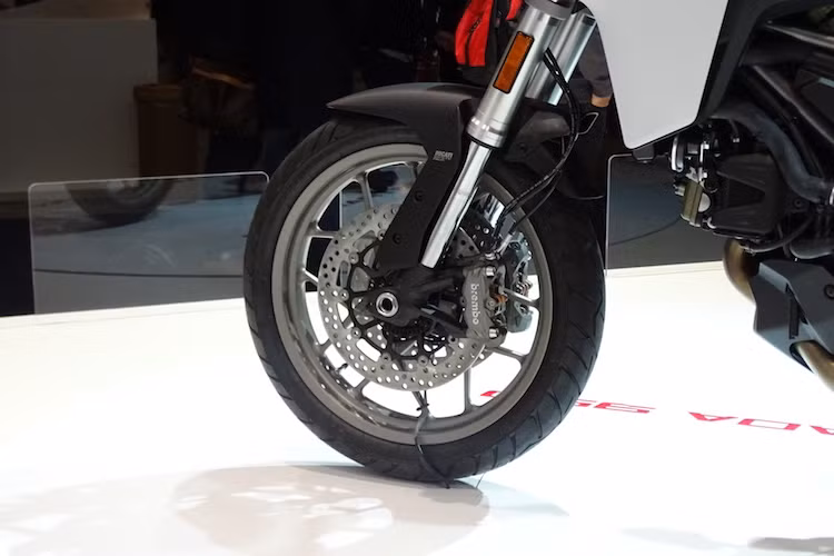 Multistrada 950 cũng là mẫu xe Ducati đầu tiên sử dụng thiết kế mâm 6 cánh kép mới khá đẹp mắt, với đường kính mâm trước 19 inch kèm lốp 120/70/17. Dù có giá rẻ hơn nhưng xe vẫn được trang bị hệ thống phanh trước M4.32 Monobloc kèm 2 đĩa 320 mm và ABS 3 cấp độ Bosch 9.1 MP.