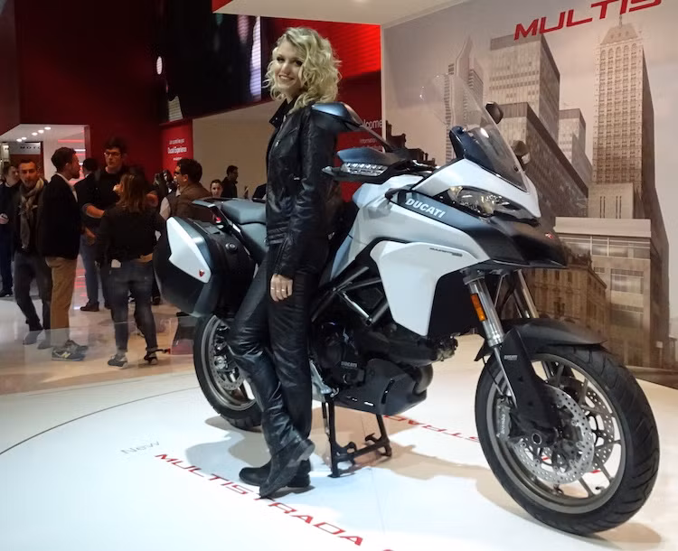 Đúng như những thông tin và hình ảnh rò rỉ trước đây, phiên bản Ducati Multistrada 950 đã chính thức xuất hiện tại triển lãm EICMA 2016. So với dòng Multistrada 1200 quen thuộc, phiên bản này có giá rẻ hơn và trọng lượng nhẹ hơn để thu hút những khách hàng tiết kiệm và bị "ngợp" bởi kích thước hay sức mạnh của bản 1200 cc.