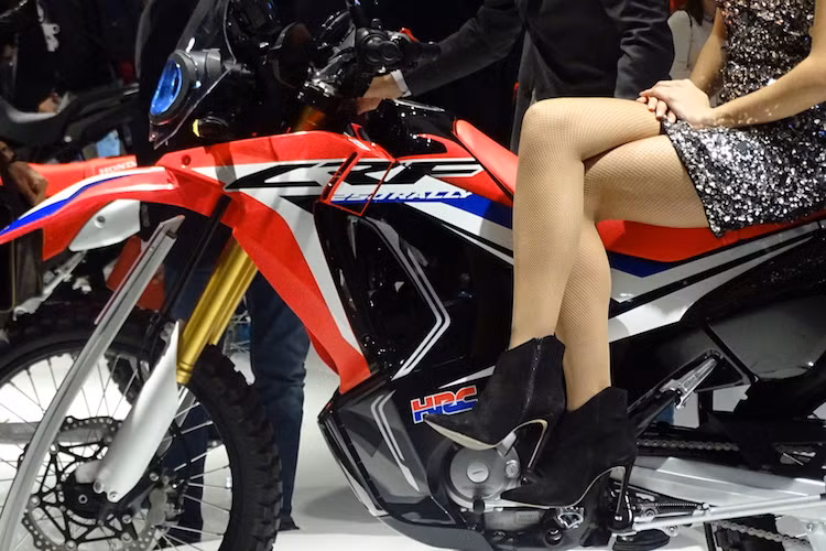 Với bình xăng lớn hơn, Honda "khoe" rằng CRF250 Rally có tầm hoạt động lên tới hơn 320 km/h với mỗi lần đổ đầy bình, do chiếc xe có mức tiêu thụ nhiên liệu chỉ 2,5 lít/100 km. Động cơ của xe vẫn là loại 249 ccDOHC 1 xi-lanh với công suất tối đa 24,4 mã lực như CRF250L.