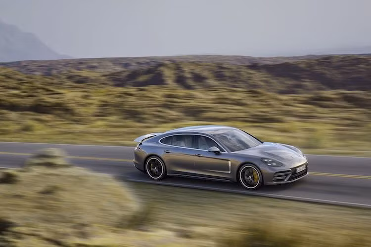 Tại thị trường Anh, một chiếc Panamera cơ bản có giá khởi điểm 66.386 Bảng Anh (tương đương 1,84 tỷ đồng), trong khi phiên bản Turbo Executive cao cấp nhất có giá 122.480 Bảng (tương đương 3,39 tỷ đồng).