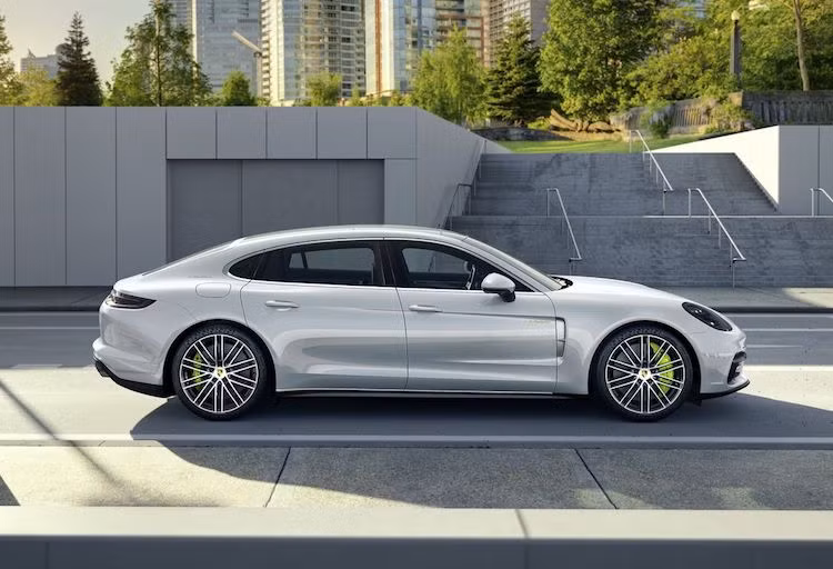 Như tên gọi đã chỉ ra, Porrsche Panamera 4 sẽ được trang bị hệ dẫn động 4 bánh. Như vậy, phiên bản Panamera cơ bản là chiếc Panamera thế hệ mới duy nhất có hệ dẫn động cầu sau.