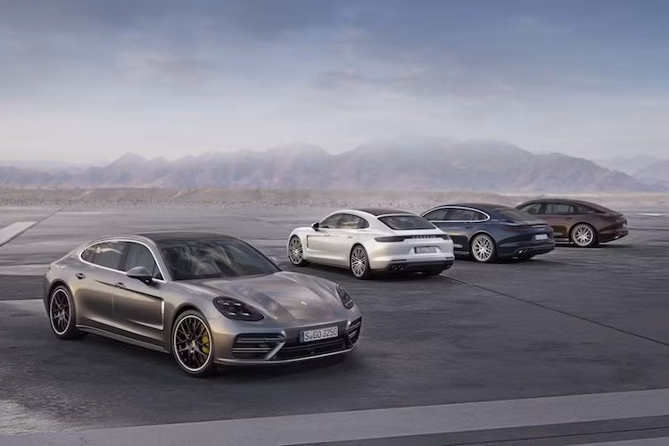 Ra mắt hồi giữa năm, Porsche Panamera trước đây vốn chỉ có phiên bản 4 E-Hybrid, 4S và Turbo. Mới đây nhất, hãng xe Đức đã bổ sung cho chiếc xe thêm 2 phiên bản giá rẻ mới là Porsche Panamera 2017.