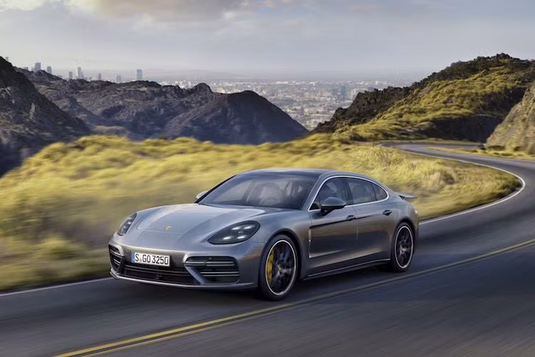 Không chỉ công bố thêm 2 phiên bản mới, Porsche còn cung cấp thêm lựa chọn thân xe với trục cơ sở lớn cho toàn bộ các dòng Panamera với tên gọi Executive. So với các phiên bản bình thường, những chiếc Panamera Executive "thân dài" gần như hoàn toàn không có thay đổi về thiết kế.