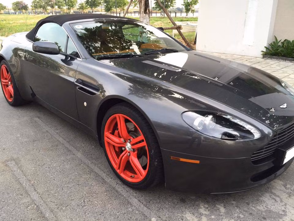 Là phiên bản mui trần của chiếc siêu xe coupe V8 Vantage, Aston Martin V8 Vantage Roadster được ra mắt lần đầu tại triển lãm Los Angeles cách đây đúng 10 năm. Mặc dù là một mẫu xe mui trần, nhưng V8 Vantage Roadster không được gọi là V8 Volante như truyền thống đặt tên của Aston Martin.