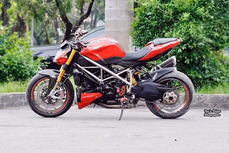 Vốn đã được coi là một chiếc superbike Ducati 1098/1198 phiên bản naked với hiệu năng mạnh mẽ. Tuy nhiên với nhiều chủ xe Ducati Streetfighter S, họ vẫn muốn chiếc xe của mình trở nên hoàn hảo hơn nữa - một người chơi xe Sài Gòn đã trang bị hàng loạt các phụ tùng nâng cấp hiệu năng cho chiếc xe của mình.