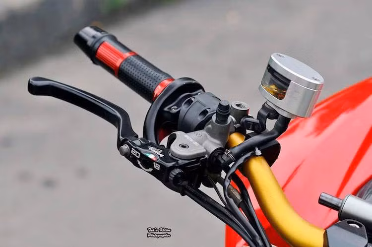Cảm giác điều khiển của Streetfighter S đã trở nên chính xác hơn khi ở trên tay lái, chiếc xe đã được chủ nhân thay bộ cùm tay phanh và tay côn Brembo, bao tay Rizoma, cặp bình dầu phanh trước Rizoma. Tất cả các chi tiết nêu trên đều nằm trên ghi-đông DMV mới, đem lại tư thế ngồi khác hơn một chút so với ghi-đông nguyên bản của Streetfighter S.