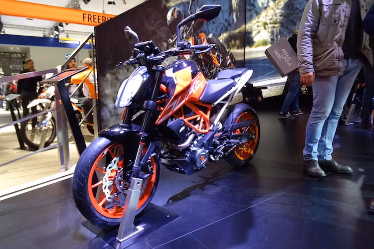 Được bán ra lần đầu từ năm 2013, dòng Duke 390 của KTM đã được rất nhiều tay lái mới tập chơi PKL trên Thế giới ưa chuộng bởi dễ điều khiển, động cơ mạnh cùng thiết kế gọn nhẹ. Chỉ sau 3 năm, KTM Duke 390 mới thế hệ mới đã được ra mắt chính thức tại triển lãm EICMA, dựa trên nền tảng của thế hệ cũ nhưng có thiết kế hoàn toàn mới, đẹp mắt hơn.