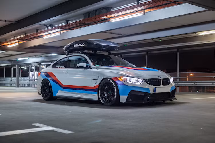 Không chỉ "lột xác" để trở thành một chiếc "xe đua đường phố", chiếc BMW M4 sau khi được hãng Carbonfiber Dynamics độ lại còn trở thành "bạn đồng hành" tiện lợi và tốc độ của những người yêu trượt tuyết.
