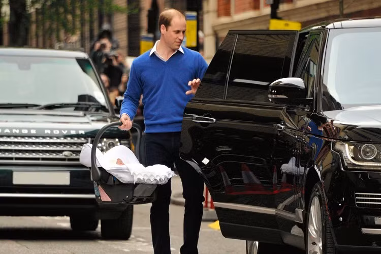 Mở đầu danh sách những mẫu xế hộp hạng sang của Hoàng tử Anh, William và công nương Kate Middleton là mẫu xe địa hình hạng sang quen thuộc Range Rover. Trong Hoàng gia Anh, Range Rover được rất nhiều thành viên sử dụng do khả năng địa hình của chiếc xe sẽ hỗ trợ họ đắc lực khi ghé thăm các vùng quê Anh.