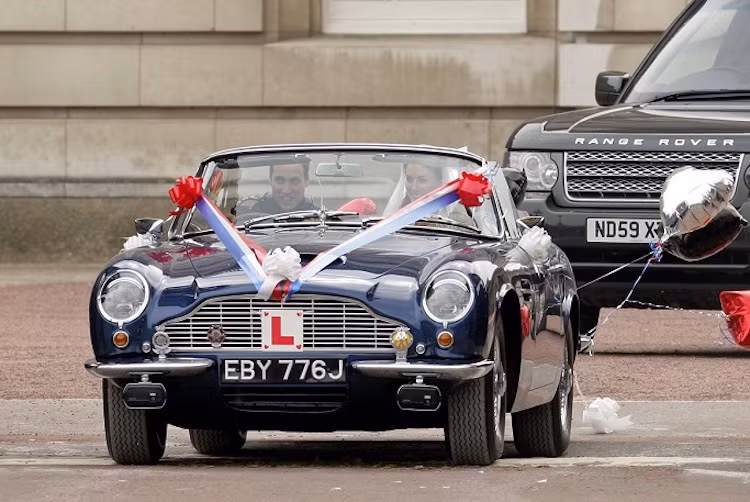 Trong ngày cưới của mình, Hoàng tử William đã tự tay cầm lái một chiếc Aston Martin DB6 Volante cổ để "đưa dâu". Tuy nhiên tới hiện tại, vẫn chưa ai rõ chiếc xe này còn nằm trong đội xe của Hoàng gia hay không.