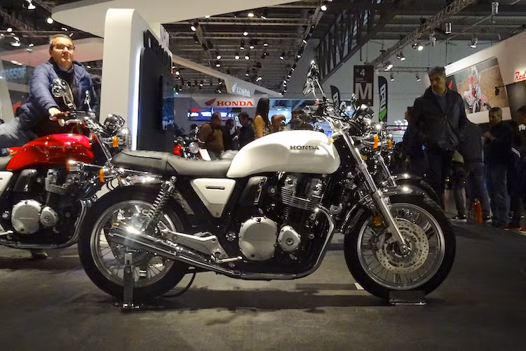 Ở hai bên thân xe, CB1100EX 2017 gần như không có gì khác biệt so với phiên bản 2016, ngoại trừ logo chữ nổi Honda thay vì biểu tượng cánh chim ốp ở hai bên bình xăng. Vốn đã là một mẫu xe nặng, trọng lượng của CB1100EX mới còn tăng thêm 3kg so với đời 2016, đạt 255 kg.