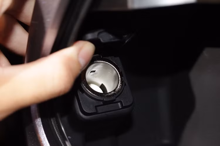 Ở phía bên trái phía sau yếm xe, SH thế hệ mới đã được bổ sung thêm một cổng sạc bên trong hộp chứa đồ nhỏ. Tuy nhiên khác với đối thủ Medley, cổng sạc này là ổ điện 12V như ôtô thay vì jack cắm USB. Nếu như chỉ có nhu cầu sạc các thiết bị di động như smartphone, máy nghe nhạc, ổ cắm này hơi bất tiện khi buộc người dùng phải mua thêm đầu chuyển sang kết nối USB thông dụng hiện nay.