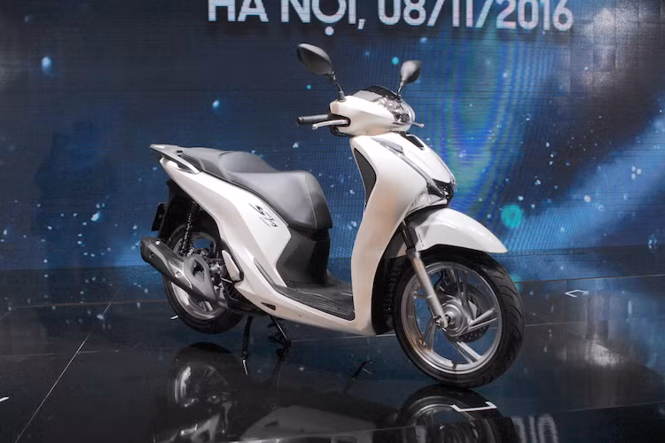 Trên mẫu xe mới, nếu chỉ nhìn lướt qua, SH 2017 vẫn có "phom" giống như thế hệ thứ 6 đã từng được ra mắt từ năm 2012. Tuy nhiên với chiếc xe, Honda đã thiết kế lại hoàn toàn phần trước, sau cùng một số chi tiết của SH, mang tới cho chiếc xe vẻ hiện đại hơn mà không mất đi sự sang trọng vốn có.