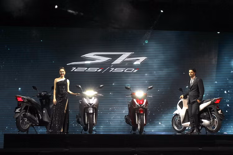 SH 125i/150i được giới thiệu với 02 phiên bản: Phiên bản với Hệ thống chống bó cứng phanh (ABS) và Phiên bản với Hệ thống phanh kết hợp (CBS). Mỗi phiên bản đều có 6 màu và đều được áp dụng chế độ bảo hành 3 năm hoặc 30.000 km. Phải tới ngày 18/11 tới đây, Honda Việt Nam mới chính thức bán ra SH thế hệ mới. Giá cho phiên bản SH 125i không ABS/có ABS lần lượt là 67,9 và 75,9 triệu đồng.